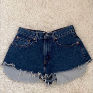 SUPER CUTE! Levi’s shorts size 28